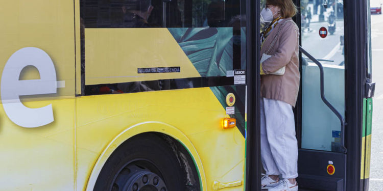 La mascarilla se mantiene en el transporte público mientras Galicia reabre los recintos de vacunación