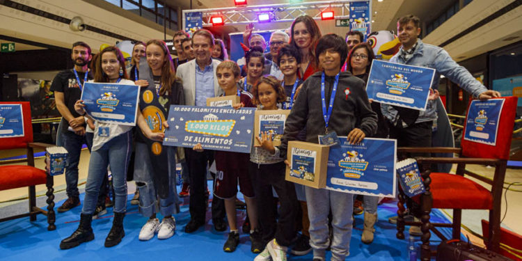 Mil kilos de alimentos para el Banco de Alimentos de Vigo a golpe de palomitas