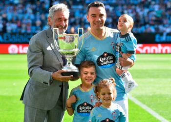 Aspas, suplente, ofrece el Trofeo Zarra a Balaídos