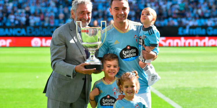Aspas, suplente, ofrece el Trofeo Zarra a Balaídos