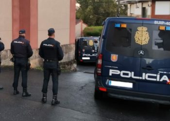 La Policía Nacional de Vigo rescata a un bebé encerrado en un coche