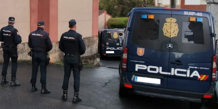 La Policía Nacional de Vigo rescata a un bebé encerrado en un coche
