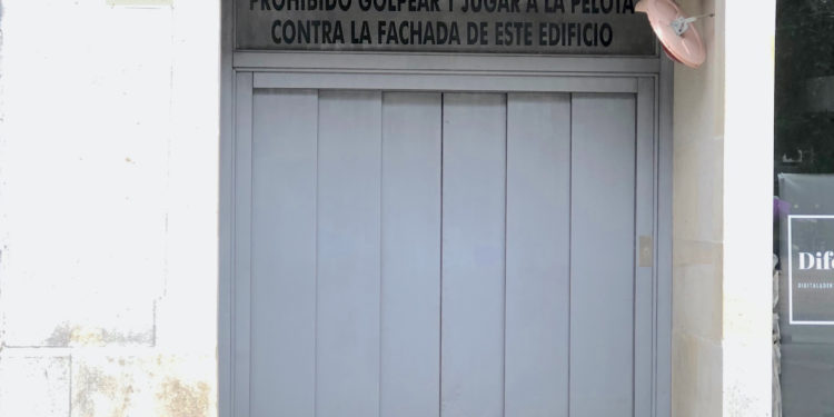 Prohibido golpear la fachada con la pelota