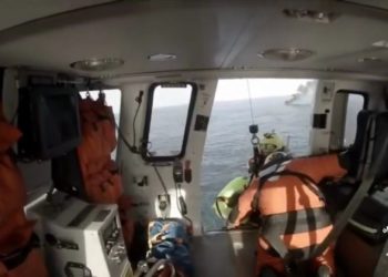 Rescatan a dos tripulantes de un velero que se incendió y hundió a 30 millas de Cabo Silleiro