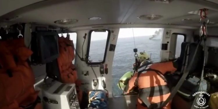 Rescatan a dos tripulantes de un velero que se incendió y hundió a 30 millas de Cabo Silleiro