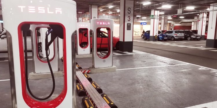 El Centro Comercial Gran Vía de Vigo abre la nueva estación de súper cargadores de Tesla