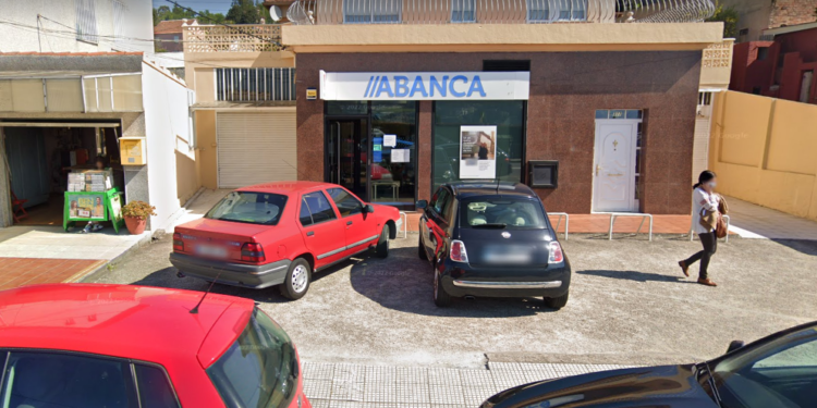 Dos hombres atracan con una pistola una sucursal de Vigo y dejan maniatadas a cinco personas