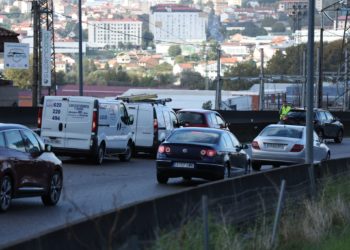 Dos accidentes colapsan la A-55 y un coche se empotra contra una marquesina en Vigo
