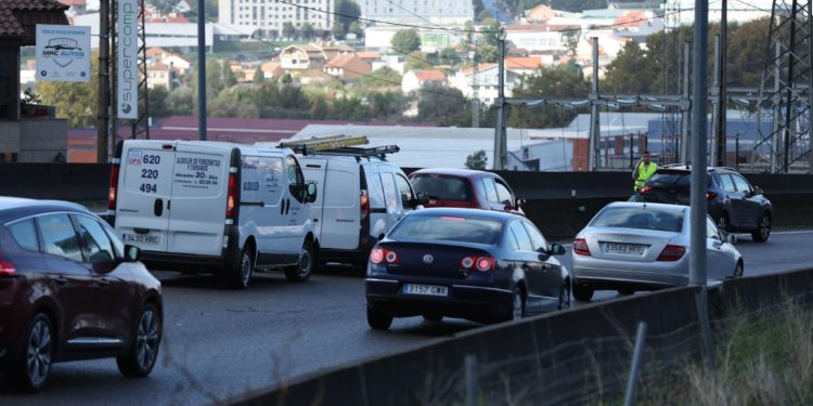 Dos accidentes colapsan la A-55 y un coche se empotra contra una marquesina en Vigo
