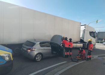 Herida una conductora tras colisionar un camión y un coche en Vigo