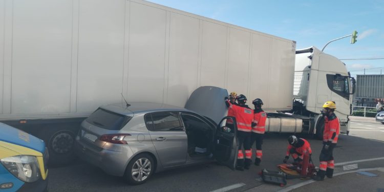 Herida una conductora tras colisionar un camión y un coche en Vigo