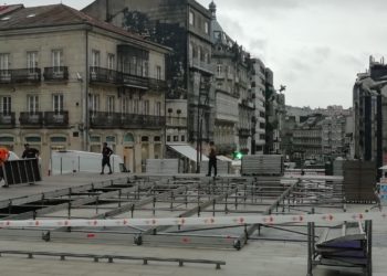 Vigo empieza a montar el árbol gigante de Navidad, que saca partido a la nueva Porta do Sol