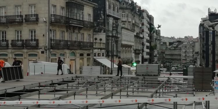 Vigo empieza a montar el árbol gigante de Navidad, que saca partido a la nueva Porta do Sol