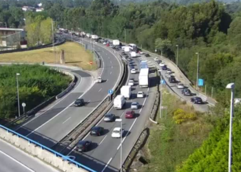 Colapso para entrar en Vigo desde la A-55 por un accidente múltiple en Mos
