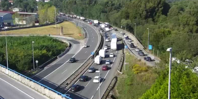 Colapso para entrar en Vigo desde la A-55 por un accidente múltiple en Mos