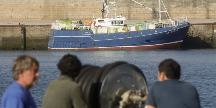 Malestar, indignación y algún amarre entre la flota gallega en la entrada en vigor del veto a la pesca de fondo