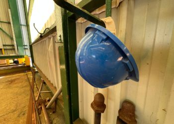 Más de 50 empresas del metal gallego estudian cerrar plantas o turnos por el precio de la energía