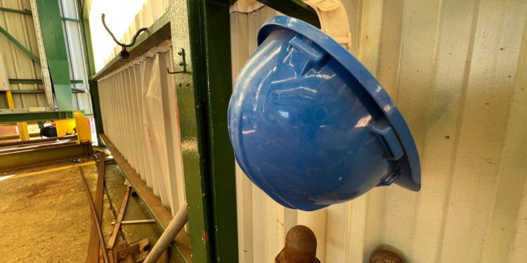 Más de 50 empresas del metal gallego estudian cerrar plantas o turnos por el precio de la energía