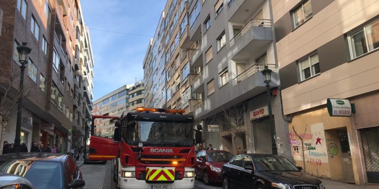 Bomberos de Vigo y Policía Local auxilian dos veces en cuatro horas a un septuagenario que se cayó en su casa