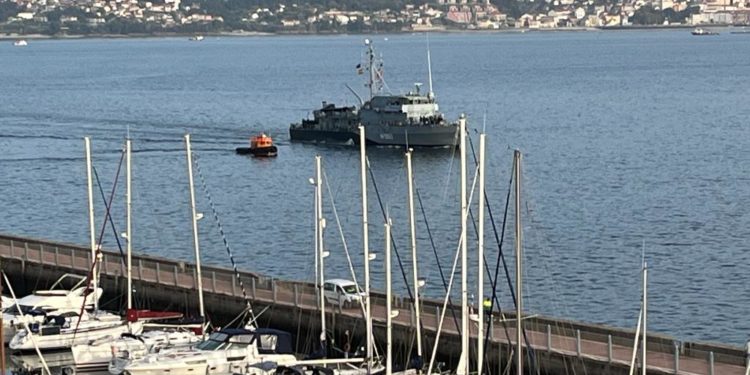 Un buque cazaminas de la OTAN hace parada en Vigo: acero amagnético y robots submarinos