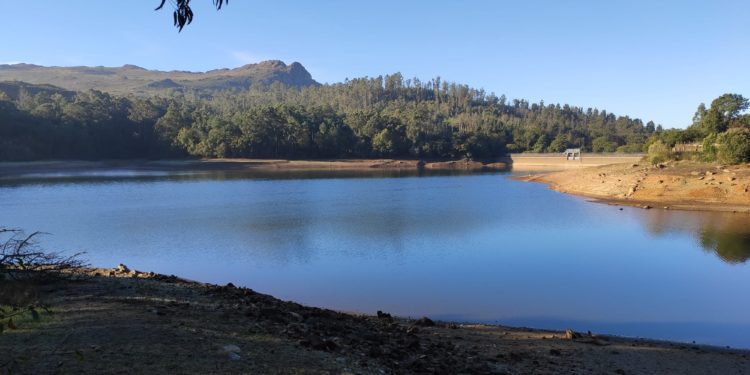 Baiona prohíbe usar agua para baldear, regar o limpiar vehículos debido a la sequía