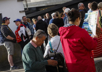 Vigo se llena de turistas con el desembarco de tres cruceros (y un cuarto en medio de la ría)