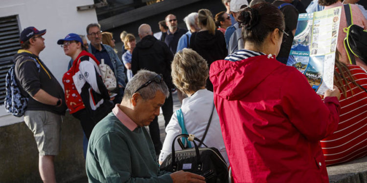 Vigo se llena de turistas con el desembarco de tres cruceros (y un cuarto en medio de la ría)