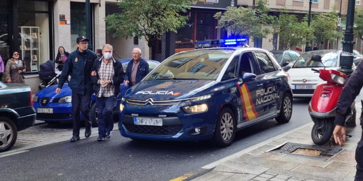 Trasladan al homicida de Vigo al lugar de los hechos para registrar el piso y obtener pruebas