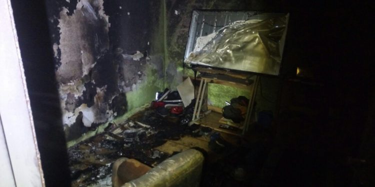 Los bomberos de Vigo sofocan un incendio en una casa ocupada