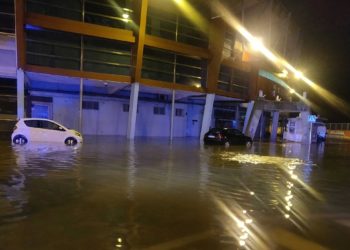 Una tromba de agua vuelve a inundar el entorno de Balaídos y la calle Julián Estévez