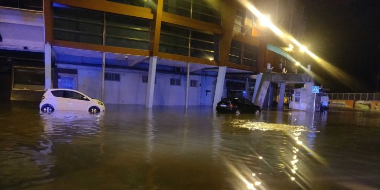 Una tromba de agua vuelve a inundar el entorno de Balaídos y la calle Julián Estévez