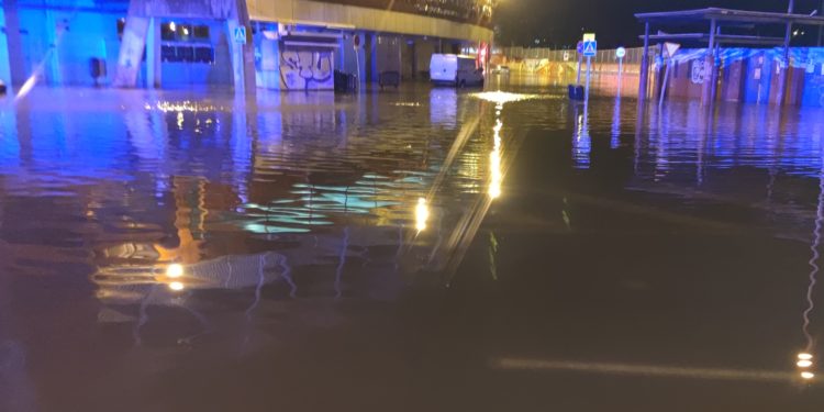 Una tromba de agua vuelve a inundar el entorno de Balaídos y la calle Julián Estévez
