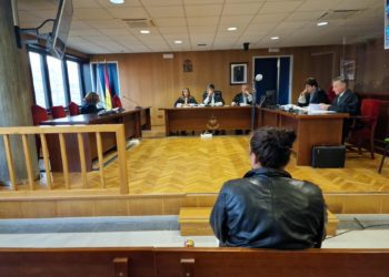 La acusada de estafar 32.900 euros a un anciano en Redondela dice que él le dio su tarjeta para ayudarla