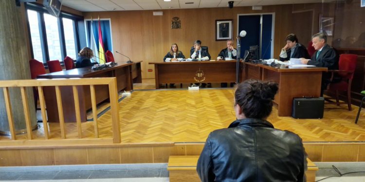 La acusada de estafar 32.900 euros a un anciano en Redondela dice que él le dio su tarjeta para ayudarla