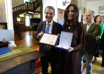 Pardo de Vera recibe la Medalla de Oro de Vigo como “un recordatorio de las cosas que tenemos que hacer”