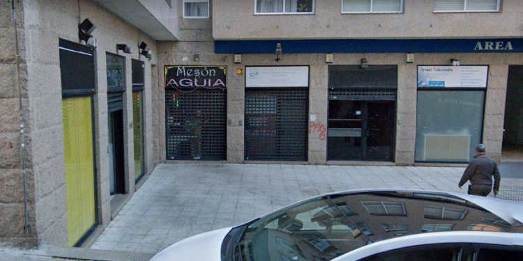 Los bomberos de Vigo sofocan un incendio en un mesón de la ciudad