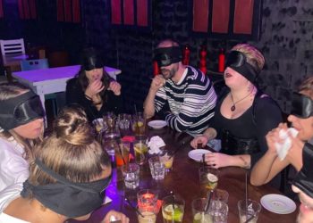 Cómo son las cenas a ciegas, la transgresora experiencia gastronómica que arrasa en Vigo