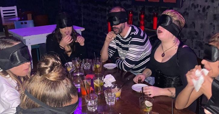 Cómo son las cenas a ciegas, la transgresora experiencia gastronómica que arrasa en Vigo