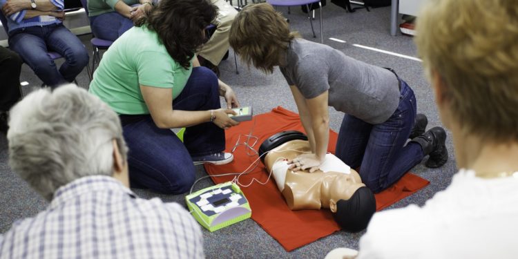 Lecciones gratuitas en el centro de Vigo para saber practicar una RCP