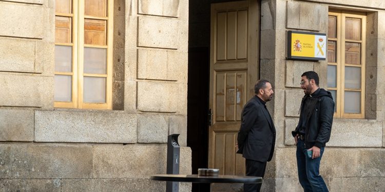 El centro de Tui se transforma para el rodaje de la serie ‘Los Enviados’