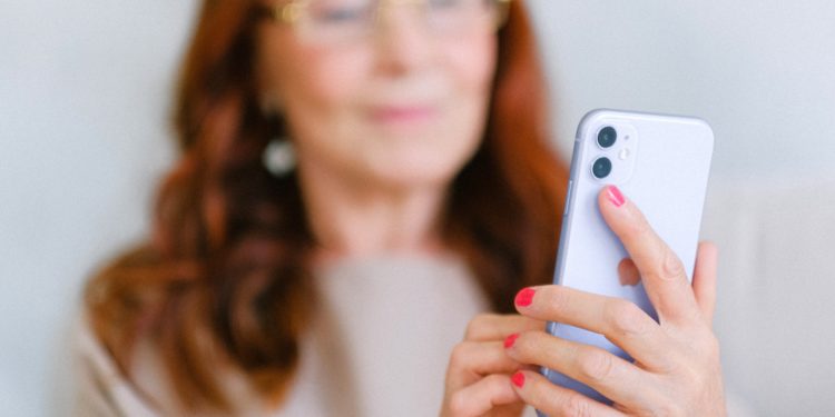 Galicia pone en marcha el teléfono para la atención administrativa a personas mayores de 65 años