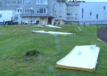 Un fenómeno asimilable a un “pequeño tornado” daña un tejado y hace volar varias placas en Baiona