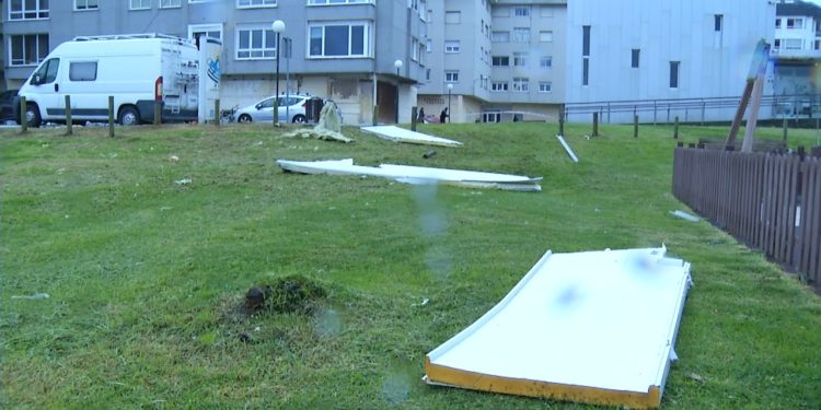 Un fenómeno asimilable a un “pequeño tornado” daña un tejado y hace volar varias placas en Baiona