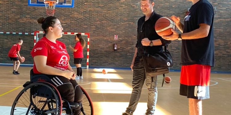 Unha cadeira de rodas personalizada para Uxía Chamorro