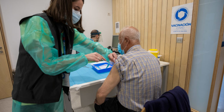 Más de 52.600 mayores recibieron ya la cuarta dosis contra la Covid-19 en Galicia