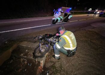 Un joven muere tras caer de su moto y chocar contra el cierre de una casa en Nigrán