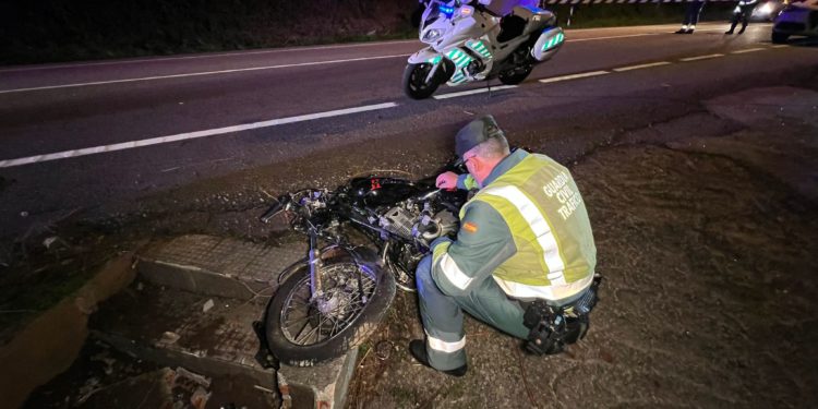 Un joven muere tras caer de su moto y chocar contra el cierre de una casa en Nigrán