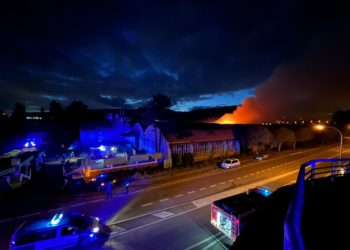 Un gran incendio devora la antigua fábrica de Pontesa en la ría de Vigo