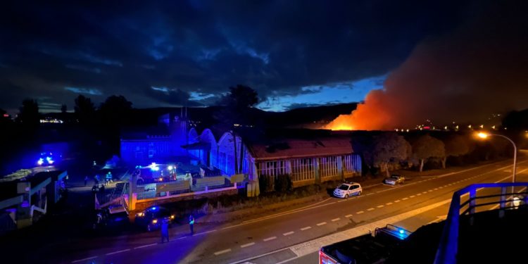 Un gran incendio devora la antigua fábrica de Pontesa en la ría de Vigo