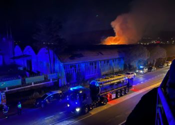 Tres heridos, uno con quemaduras graves, y activado el plan de emergencia en el incendio de Pontesa